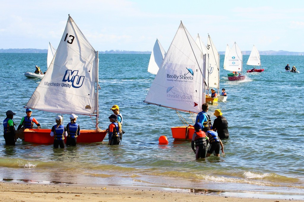 Round the buoy and back - Waterwise March 21, 2013 © Richard Gladwell www.photosport.co.nz